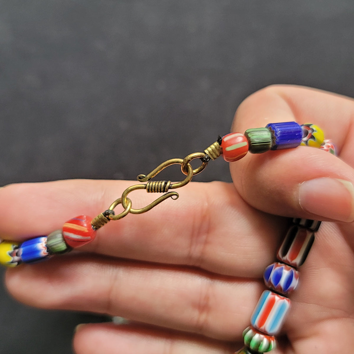 Halskette aus Glas im Antik-Stil mit Chevron-Muster, Edelstein-Achat und Lapislazuli-Perlen