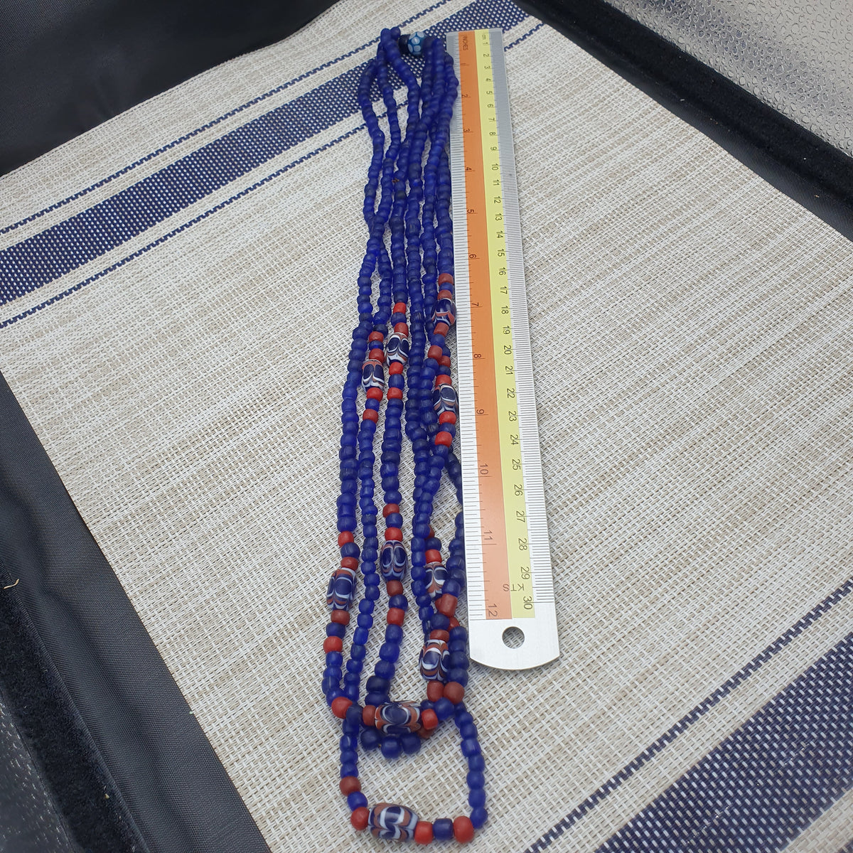 Collier vintage en perles de verre de style vénitien bleu africain