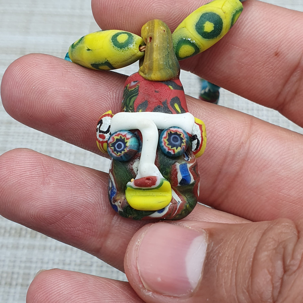 Collier avec pendentif en verre antique vénitien de style africain et verre ancien