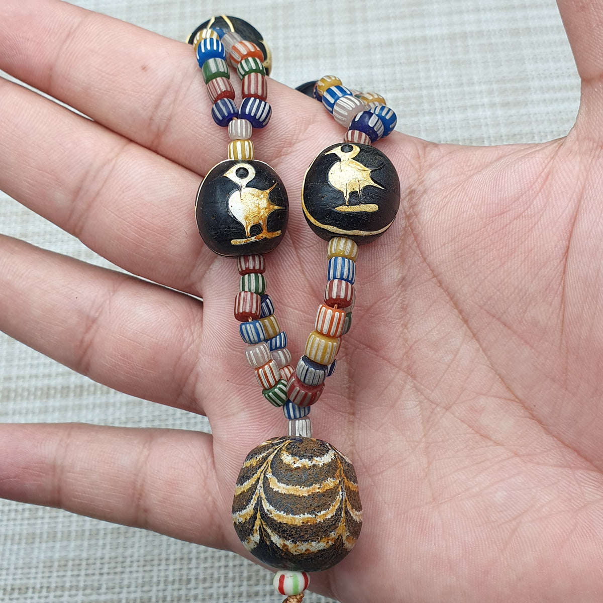 Collier de perles en verre, style africain vénitien vintage avec motif vieil oiseau