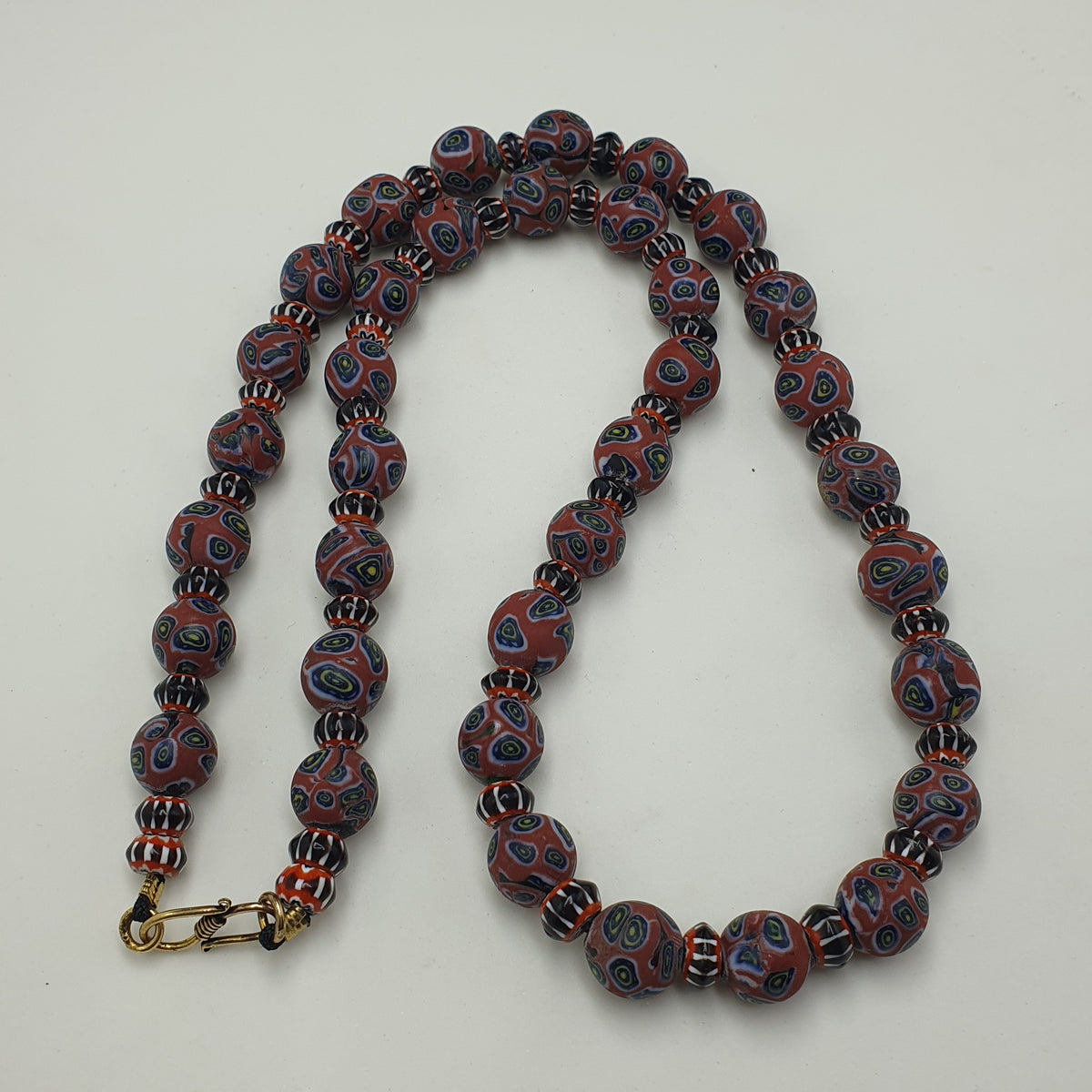 Collier de perles de verre antiques style vénitien (yeux et chevrons)