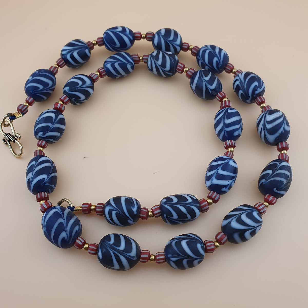 Collier de perles de verre de style vénitien vintage avec plumes, 61 cm de long