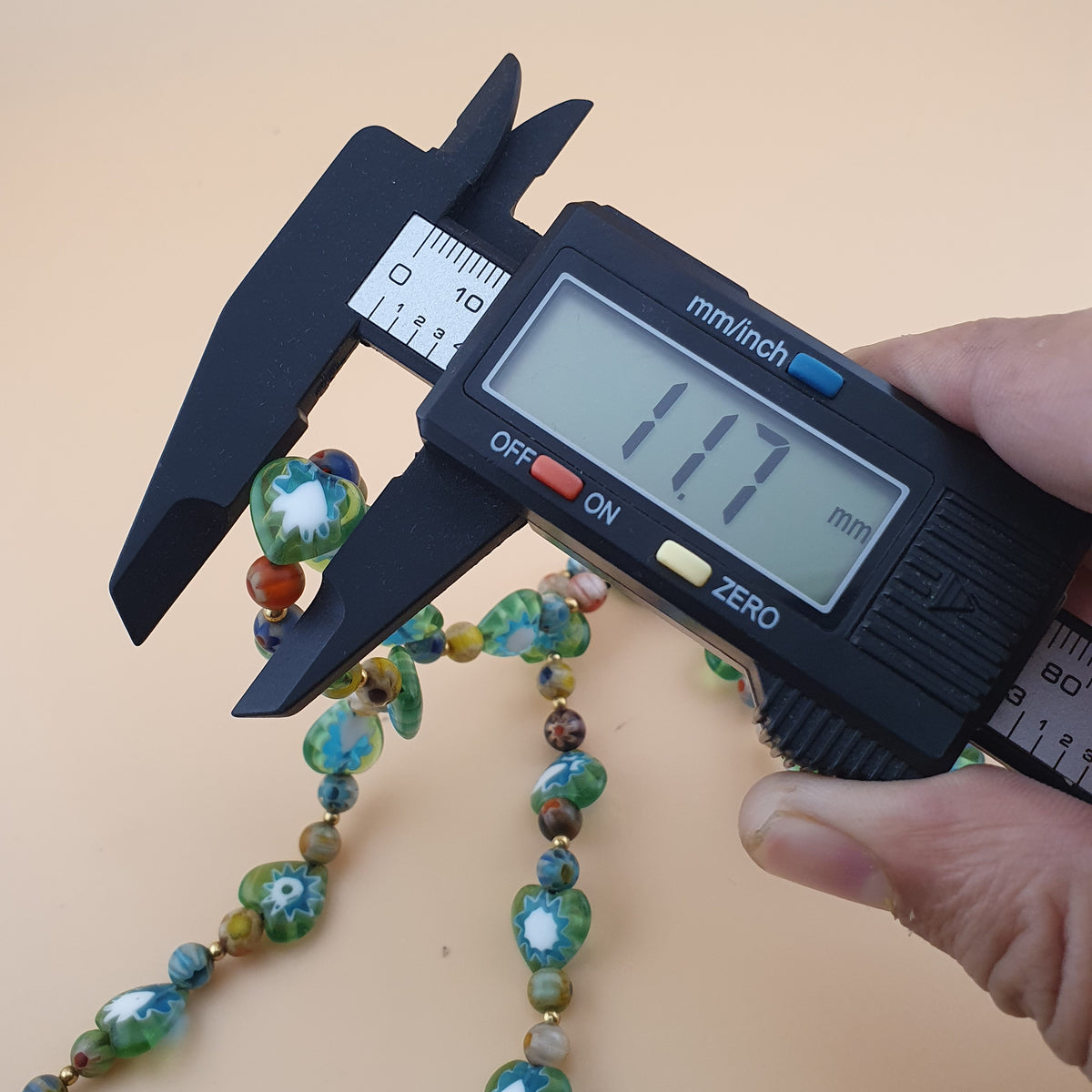 Collier vintage de perles de verre minuscules à motifs floraux vénitiens de 56 cm