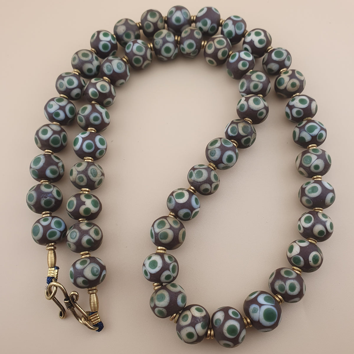 Collier de perles de verre style vénitien Mille Yeux vintage de 61 cm