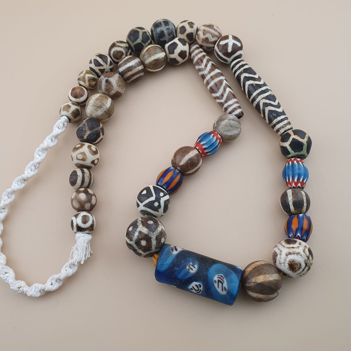 Collier Birman en perles Pumtek, Pyu et verre mélangées, Asie-Afrique, 50 cm