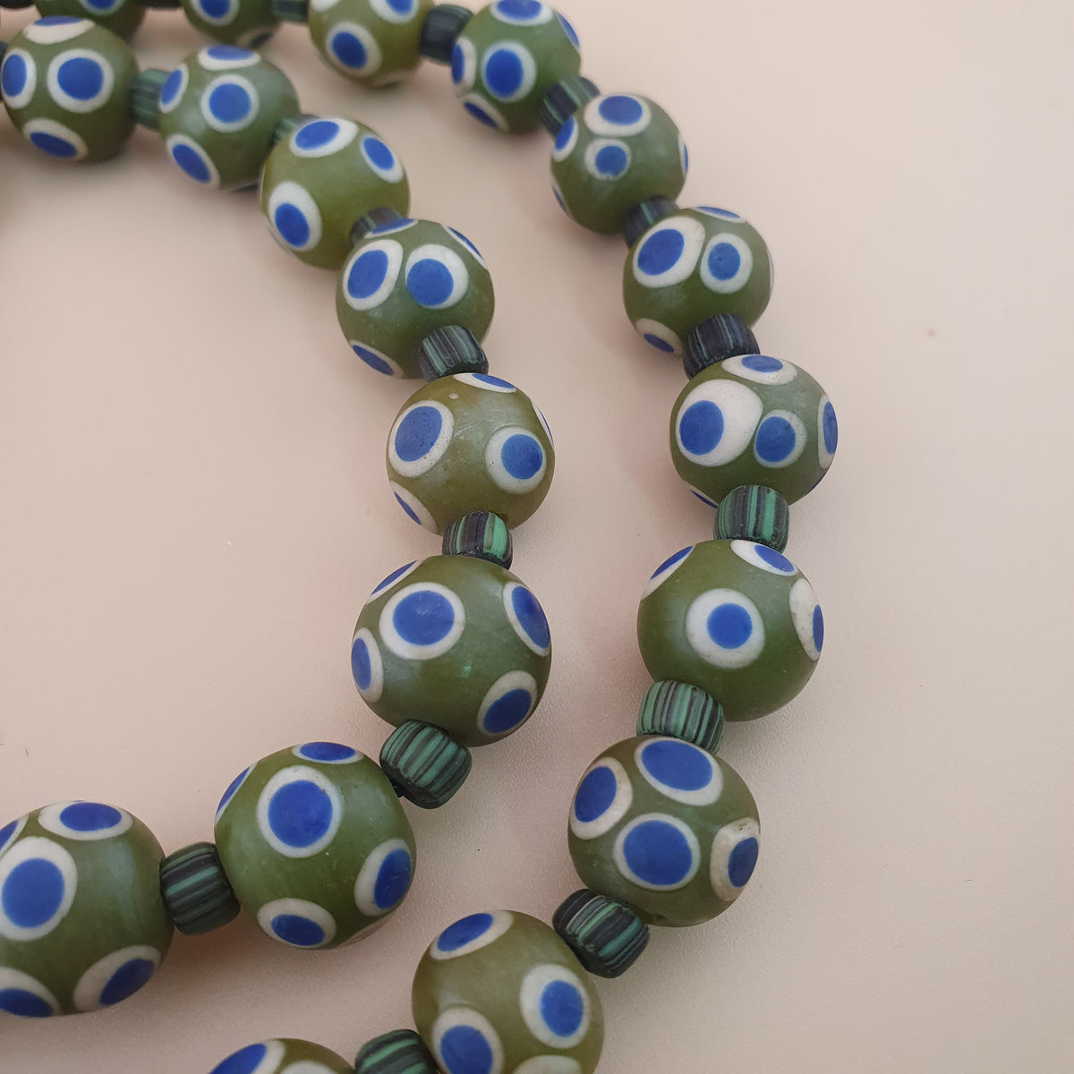 Collier en perles de verre millefiori vénitien vintage