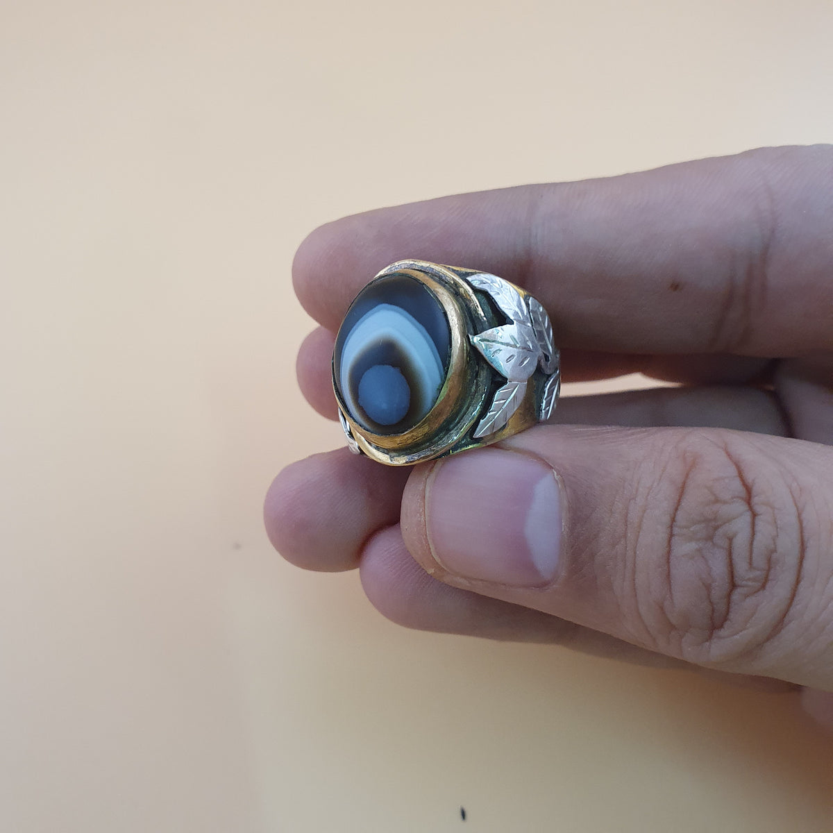 Bague œil d'agate Sulaimani vintage : incrustation florale en laiton et argent