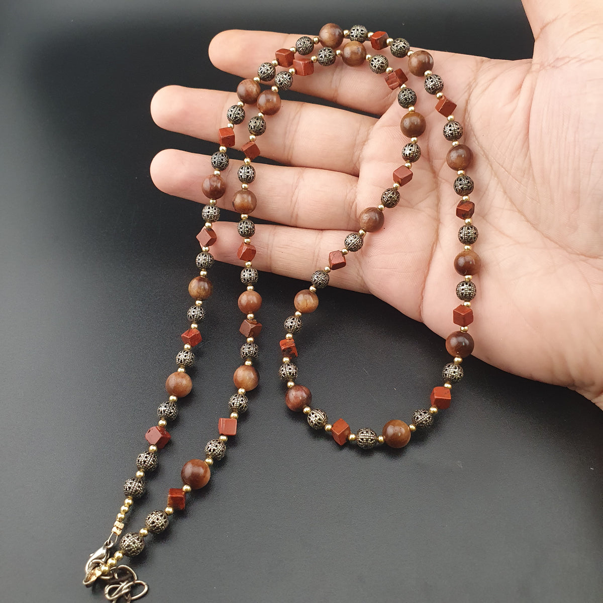 Collier vintage œil de tigre, jaspe et perles en laiton ancien