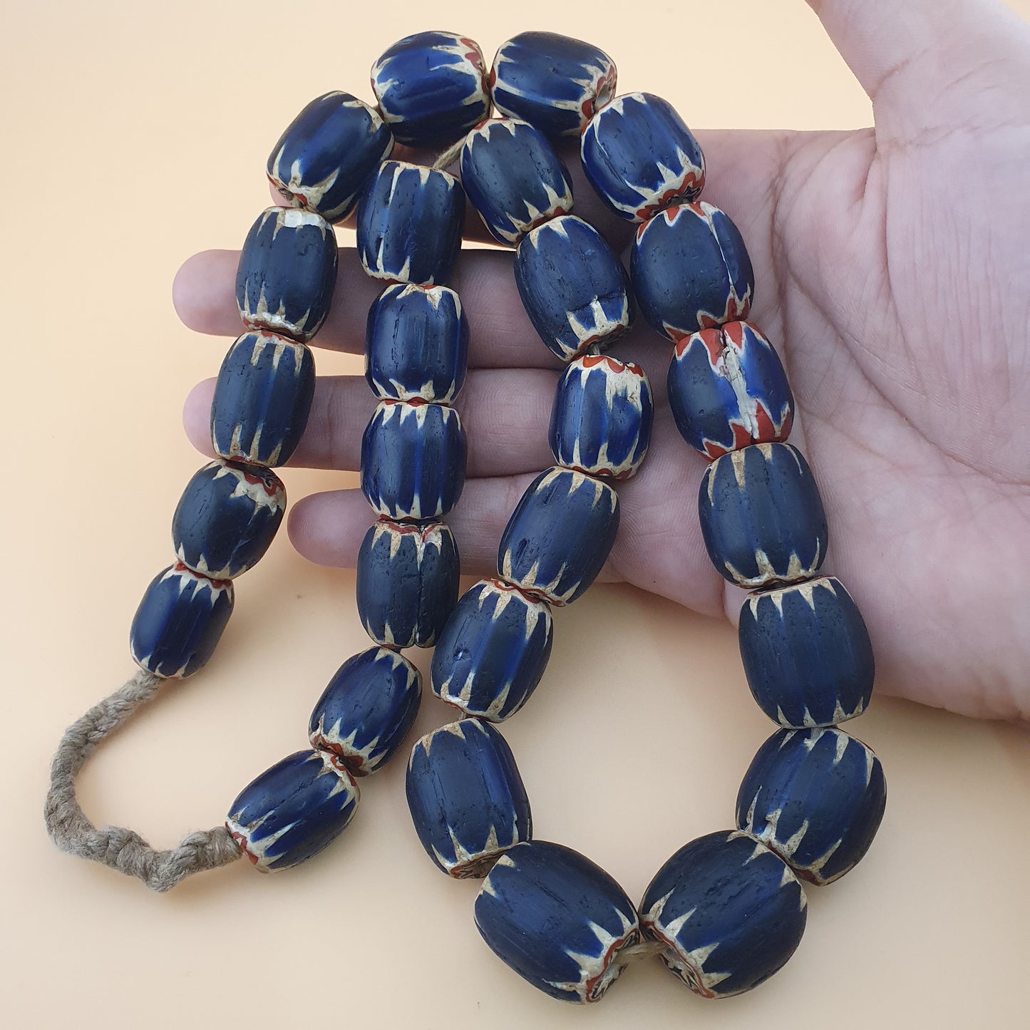 Antike venezianische Chevron Glasperlenkette mit großen blauen Glasperlen