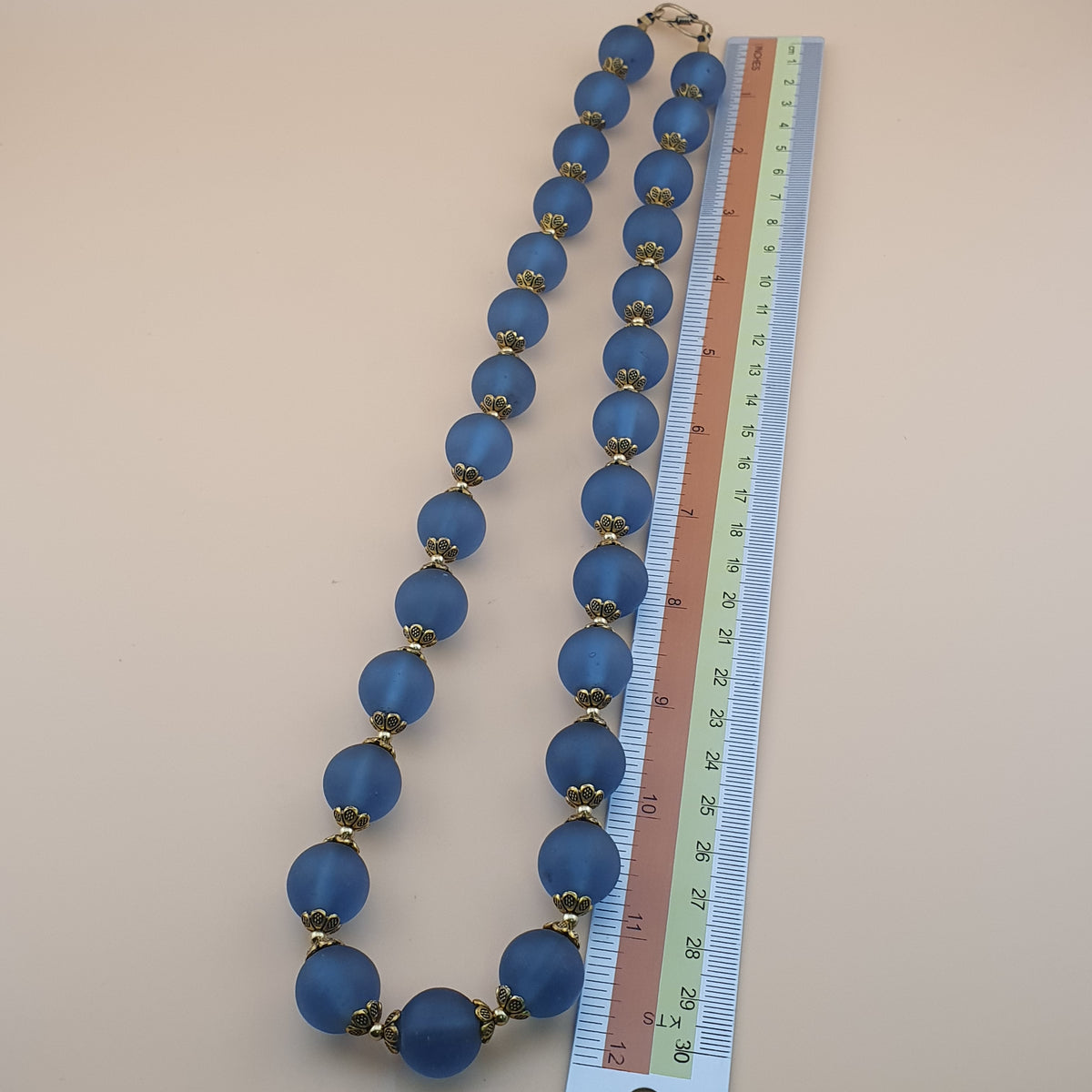 Collier de perles de verre clair bleu clair style africain antique