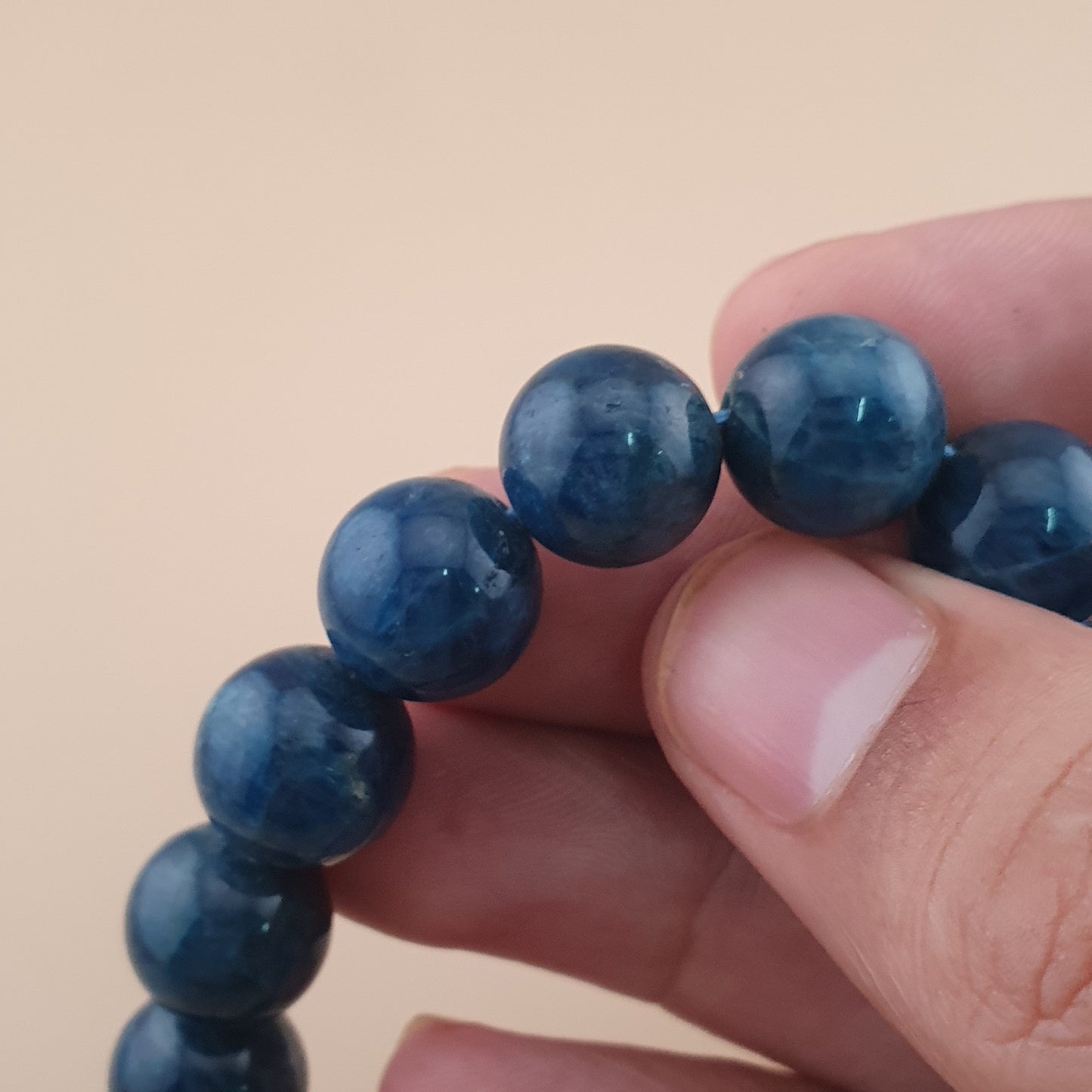 Armband aus polierten, runden Apatitperlen in Tiefseeblau