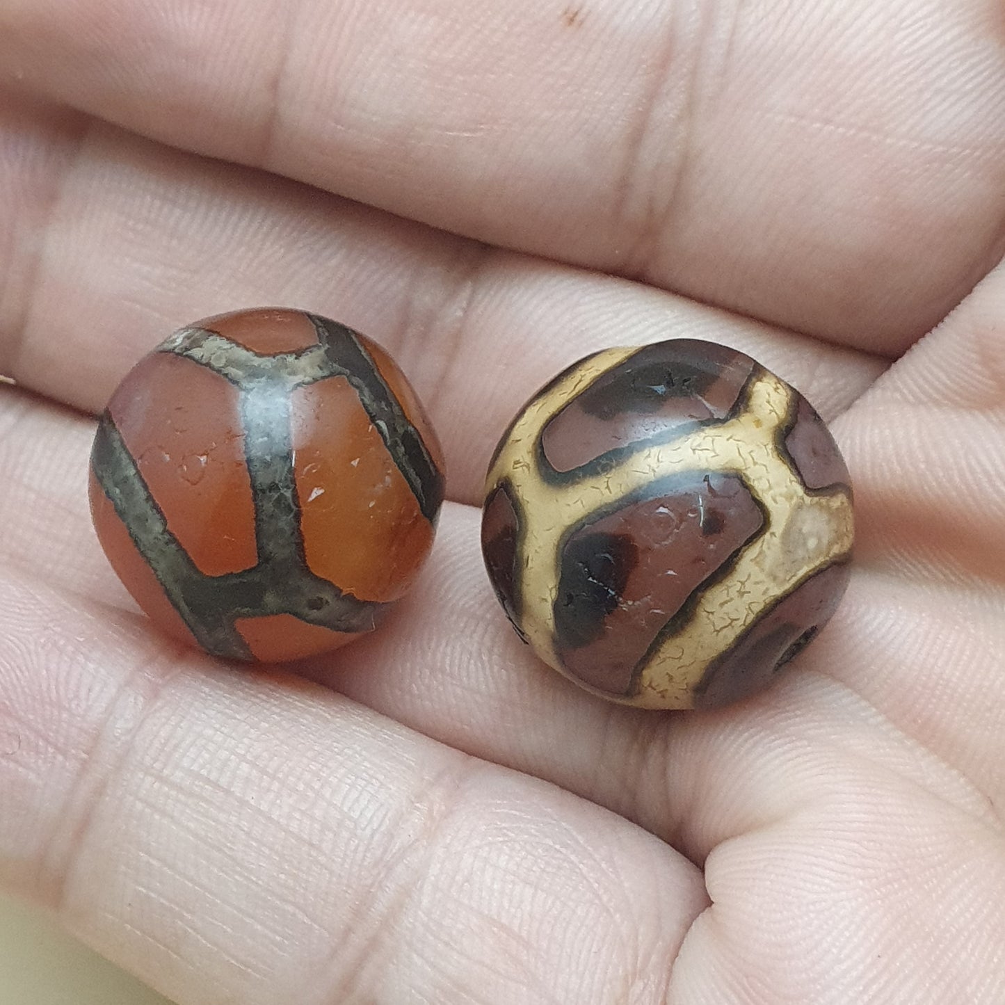 Lot von 2 Vintage gravierten Karneol-Achatperlen