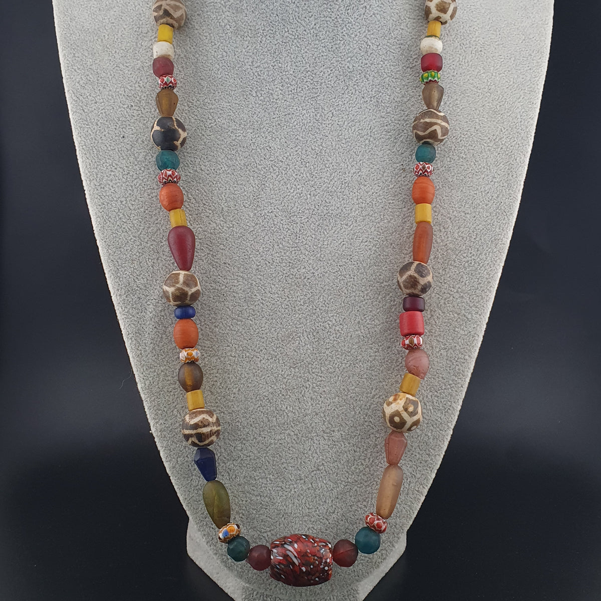 Collier tribal en perles Pyu et Pumtek, avec verre vintage d'Asie et d'Afrique