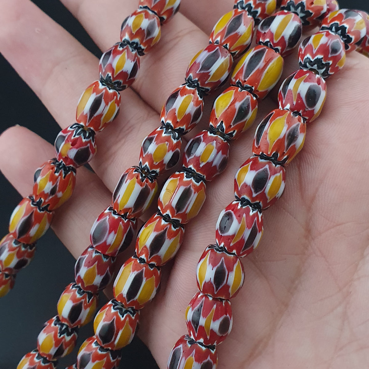 Collier de perles de verre chevrons multicouches jaunes de style vénitien vintage