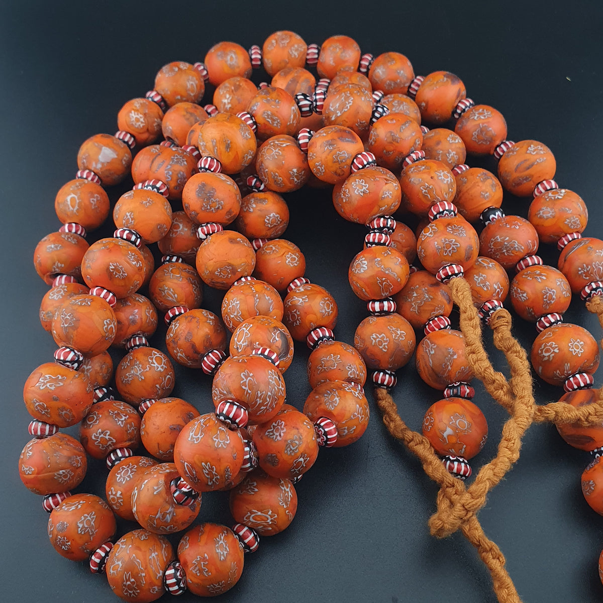 Collier en perles de verre millefiori et chevron orange de style vénitien antique