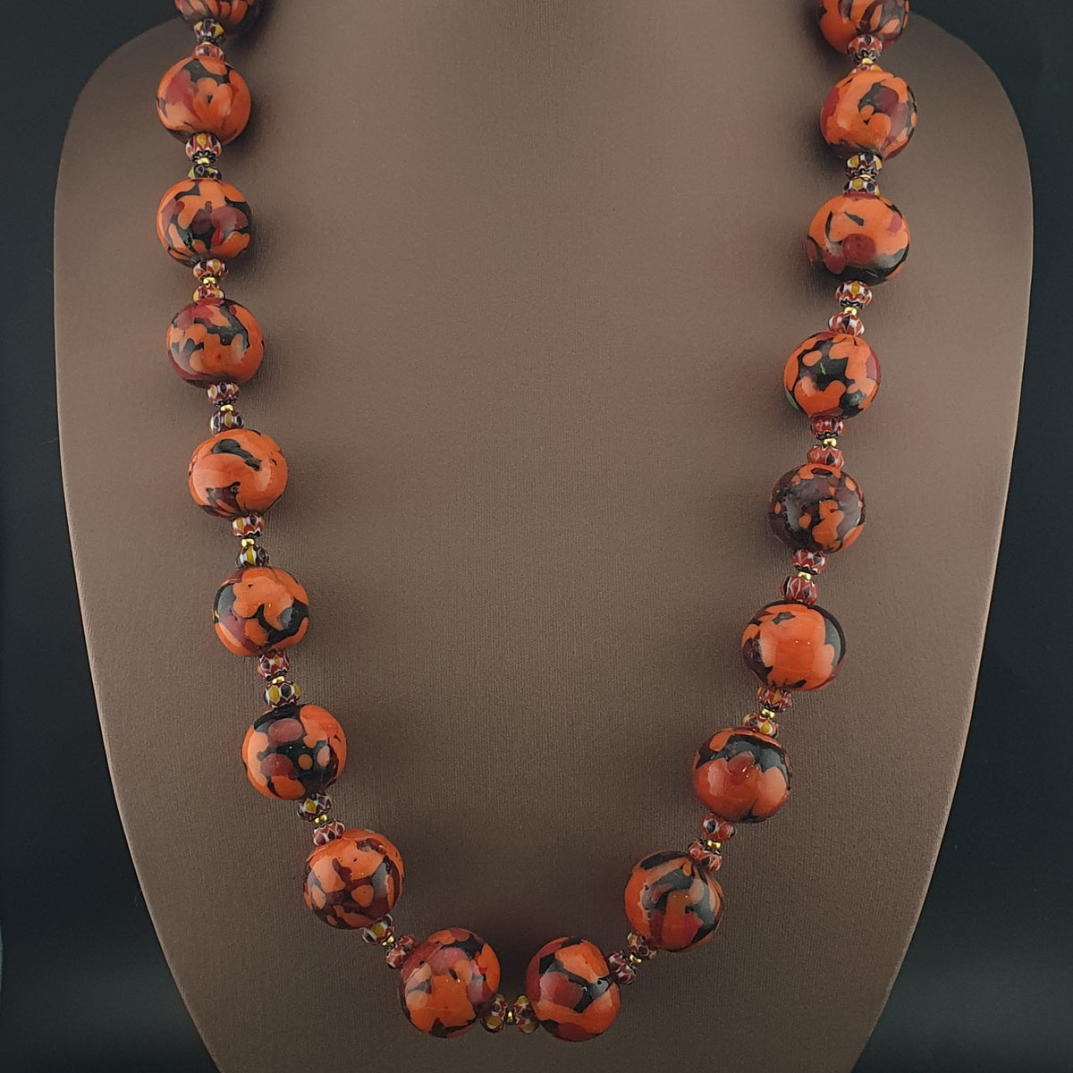 Collier de perles vénitiennes antiques de style millefiori orange et chevron