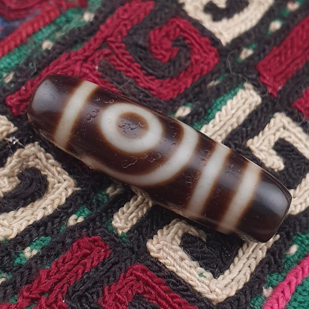 Amulette ancienne de perle Dzi en agate tibétaine de l'Himalaya à 2 yeux