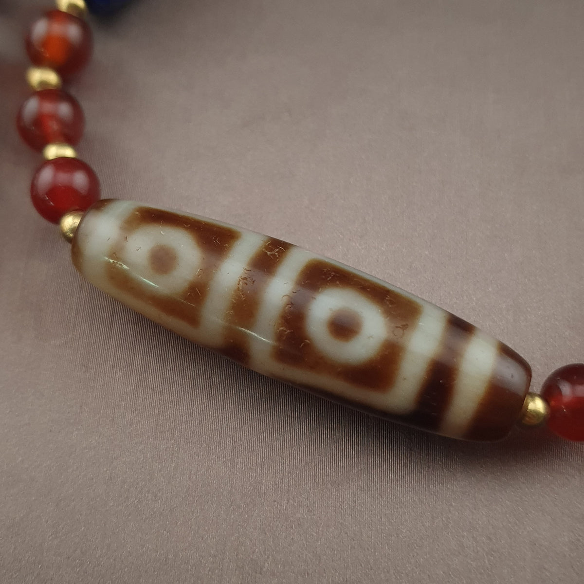 Collier ancien 4 yeux en agate tibétaine de l'Himalaya avec cornaline africaine et lapis.