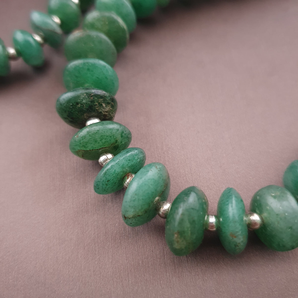 Collier de perles de jade en forme de pneu vintage