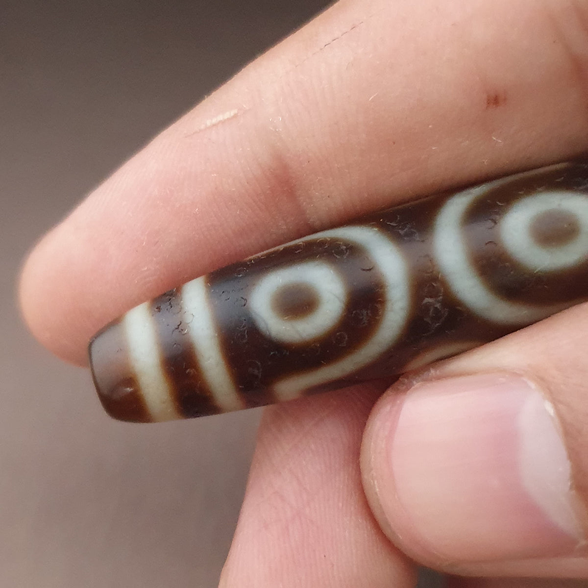 Amulette tibétaine ancienne Perle Dzi en Agate de l'Himalaya à 6 Yeux
