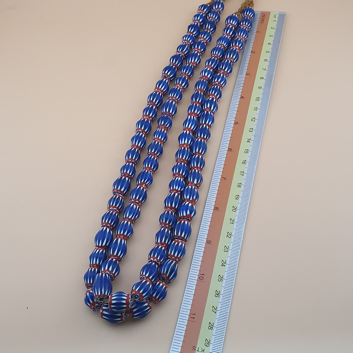 Collier de perles de verre chevrons bleues de style vénitien vintage