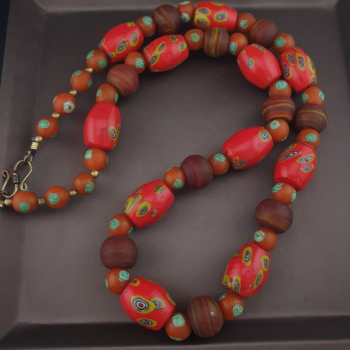 Halskette aus Vintage-Millefiori und afrikanischen Glasperlen im venezianischen Stil