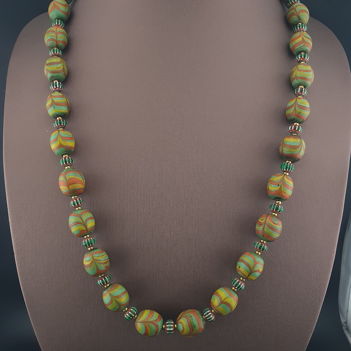 Collier de perles de verre antiques de style vénitien avec motif de plumes vertes et chevrons