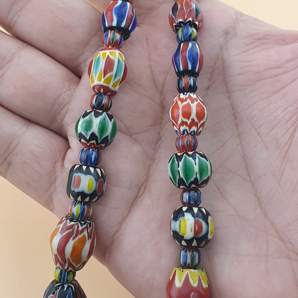 Collier de perles en verre chevron multicolore de style vénitien ancien