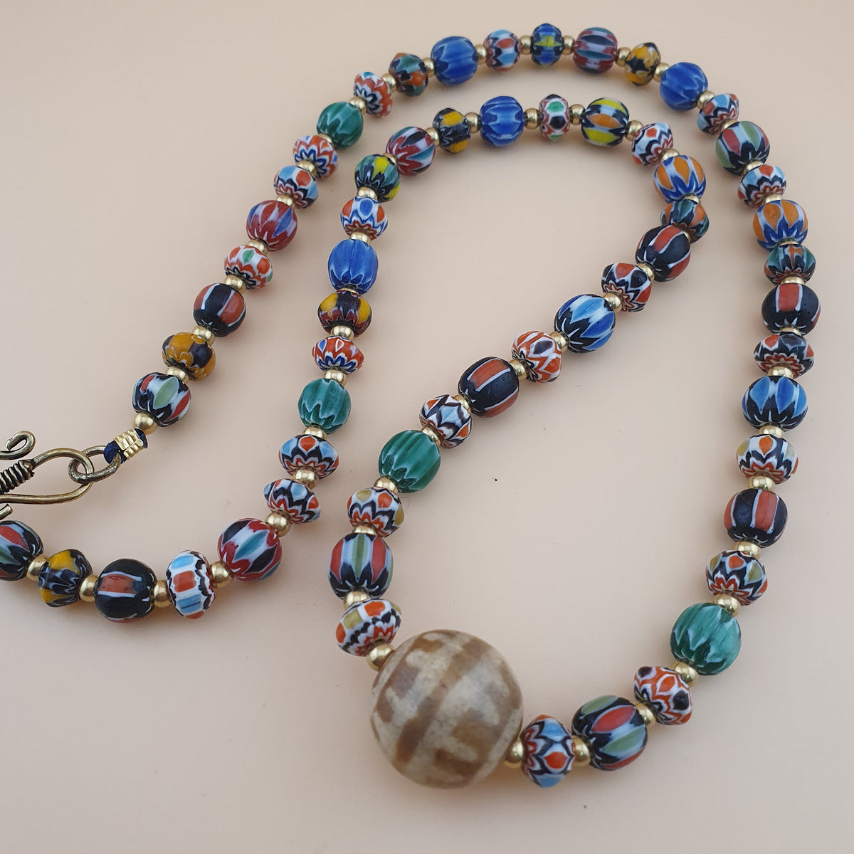 Collier pendentif Pumtek Pyu en verre Chevron multicouche style vénitien vintage