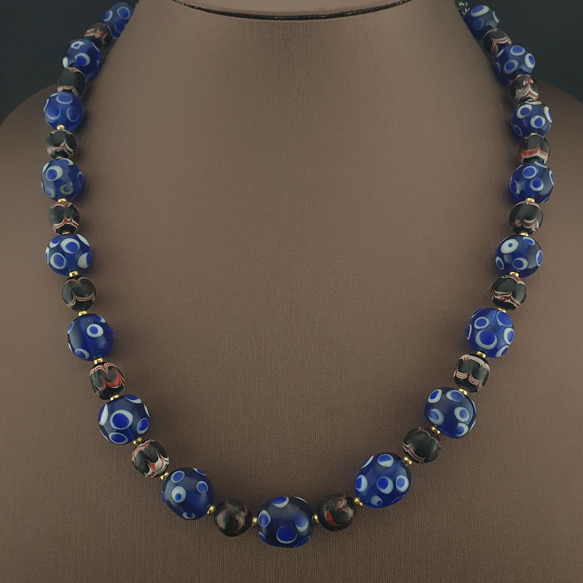 Collier de perles de verre bleues et noires « Skunk Eyes » style vénitien vintage