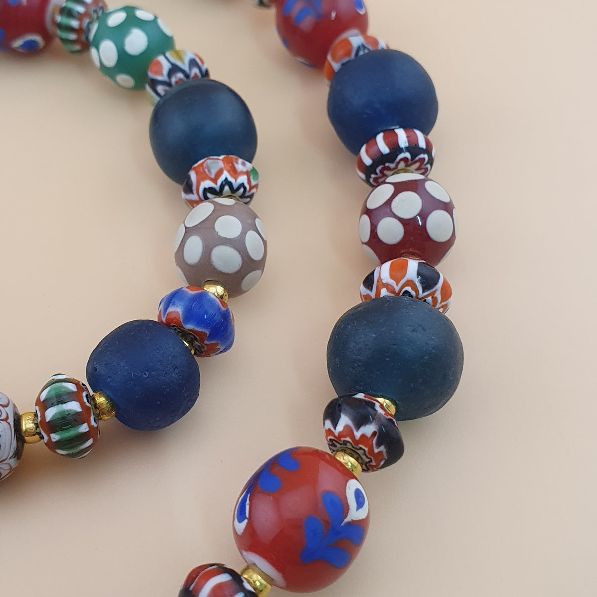 Collier de perles de verre vintage vénitiennes, style africain, "Mille Yeux" et chevrons