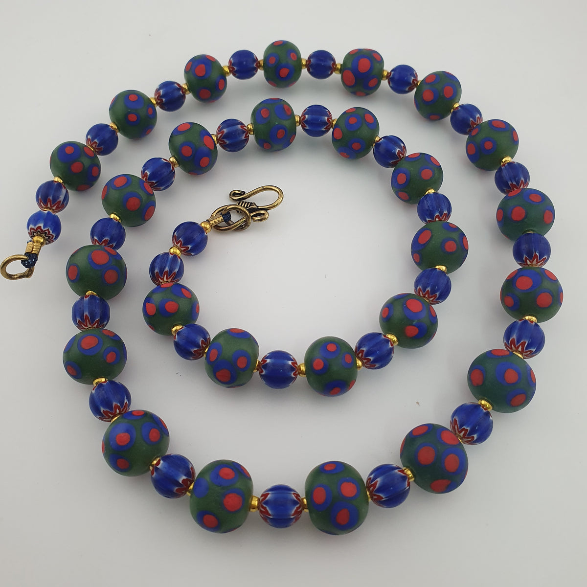 Collier de perles vénitiennes antiques vertes « mille yeux » et chevrons bleus
