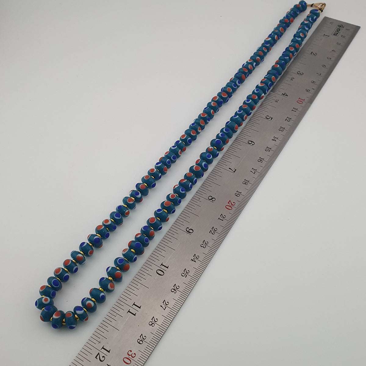 Collier de perles de verre vintage vénitiennes à petits yeux bleus