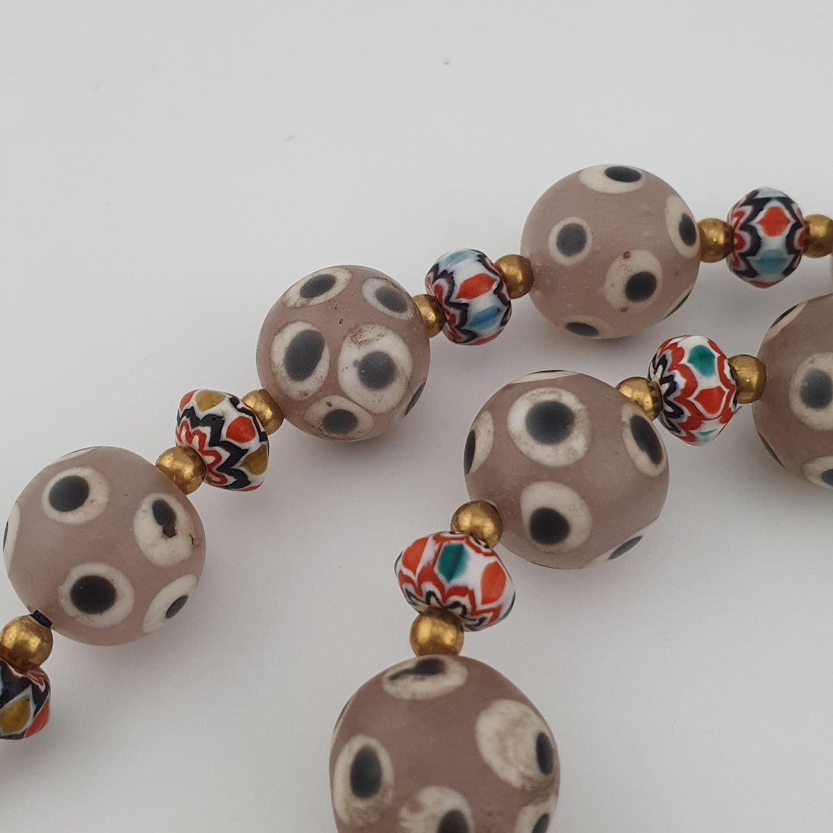 Collier de perles de verre antiques de style vénitien avec yeux de mouffette rosés et chevrons
