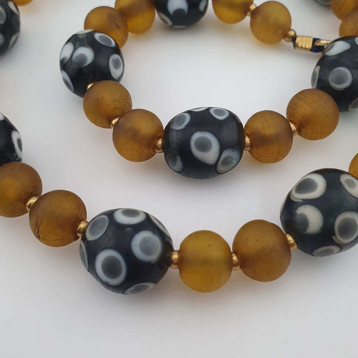 Colliers avec yeux anciens de style vénitien africain et perles de verre africain jaunes et marron
