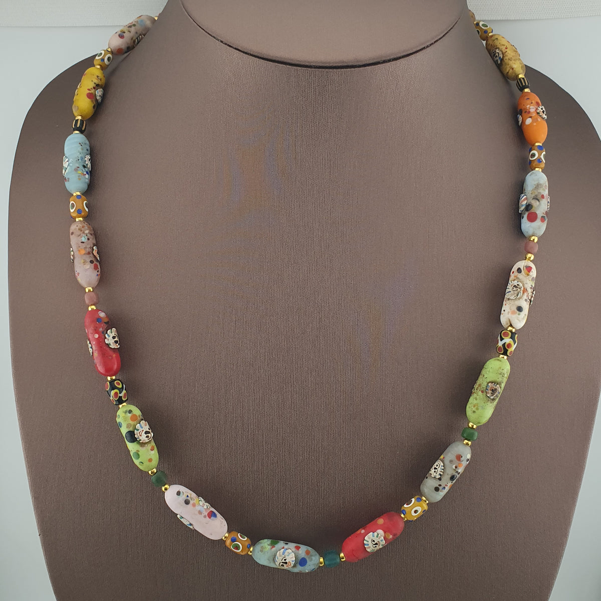 Collier de perles en verre multicolores, visage style vénitien antique