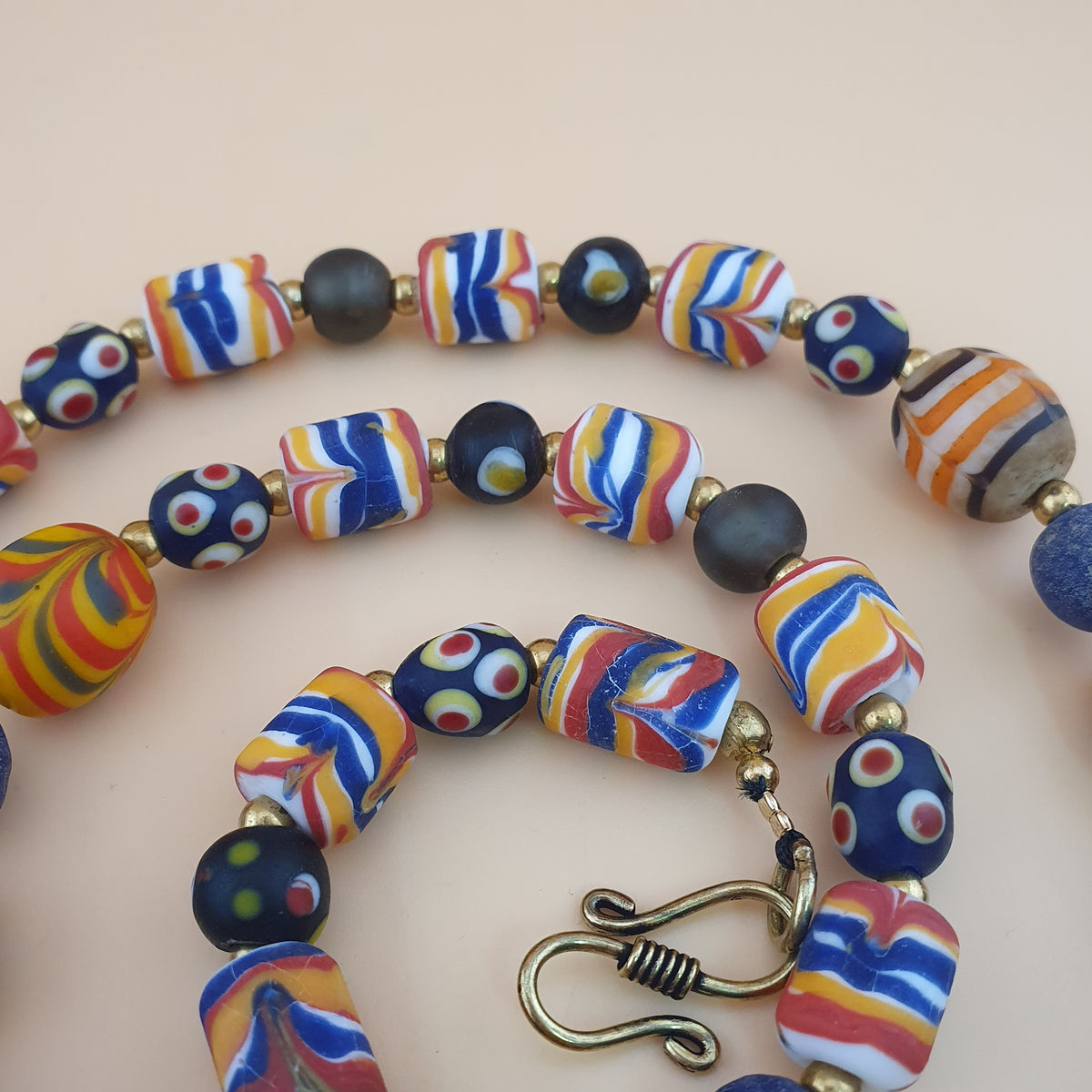 Collier ancien style vénitien avec plumes et perles de verre mélangées