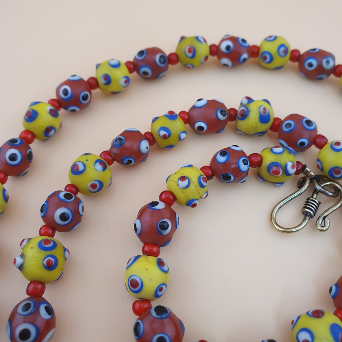 Collier de perles en verre de style vénitien antique, yeux de mouffette jaunes et rouges