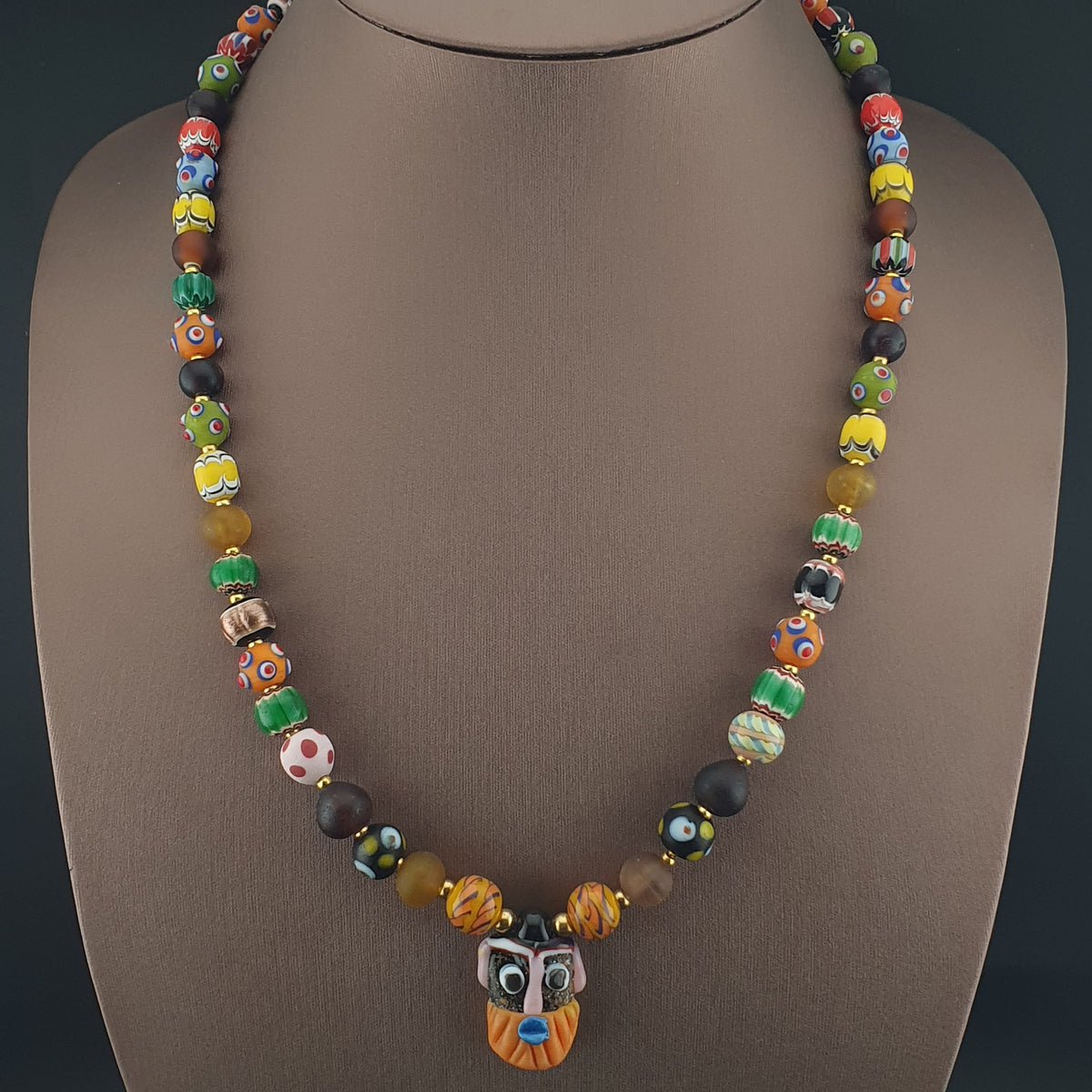Collier pendentif ancien en perles de verre mélangées de style vénitien avec visage