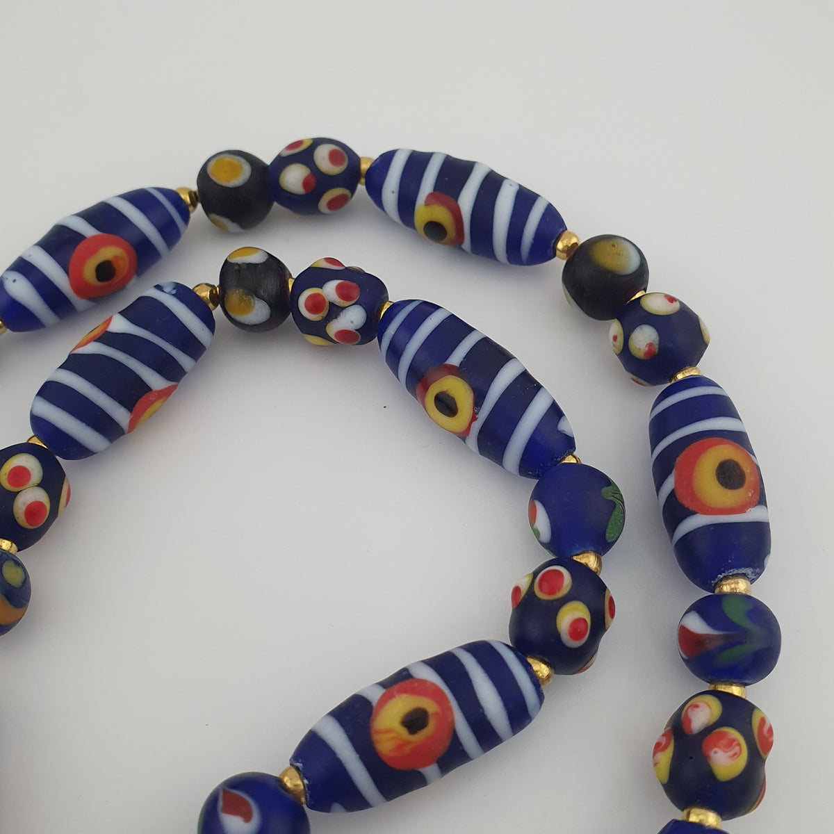 Collier à pendentif en verre, style vénitien antique, rayé avec des yeux de mouffette et un visage ancien