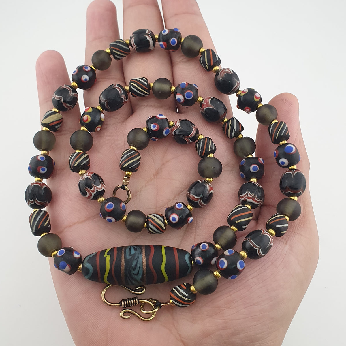 Collier pendentif en verre fait main et perles vénitiennes antiques « skunk eyes » de style africain