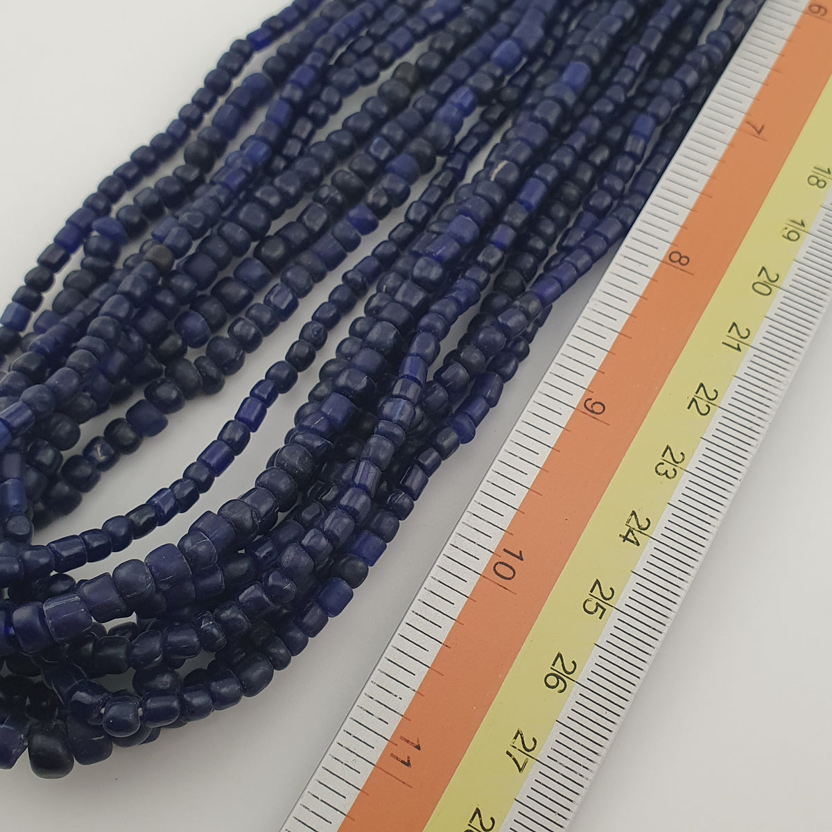Collier de perles de verre bleu foncé de style africain antique de 4 à 5,5 mm