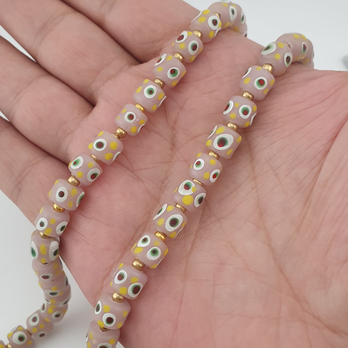 Halskette mit kleinen Glasperlen im venezianischen Vintage-Stil