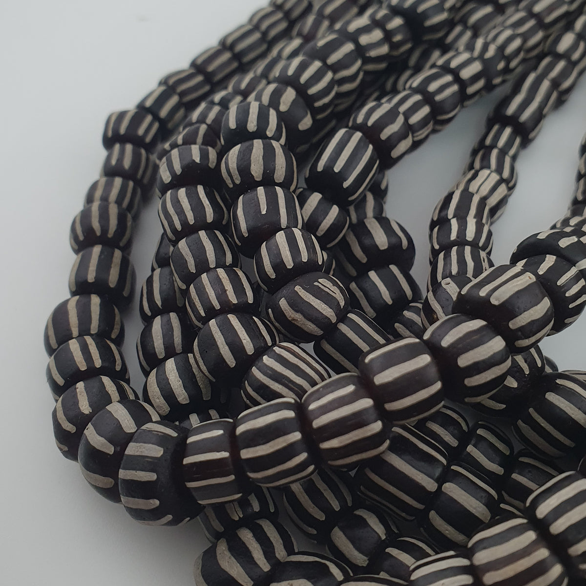 Collier torsadé de perles de verre vintage style africain à rayures blanches 10 mm - 10,9 mm