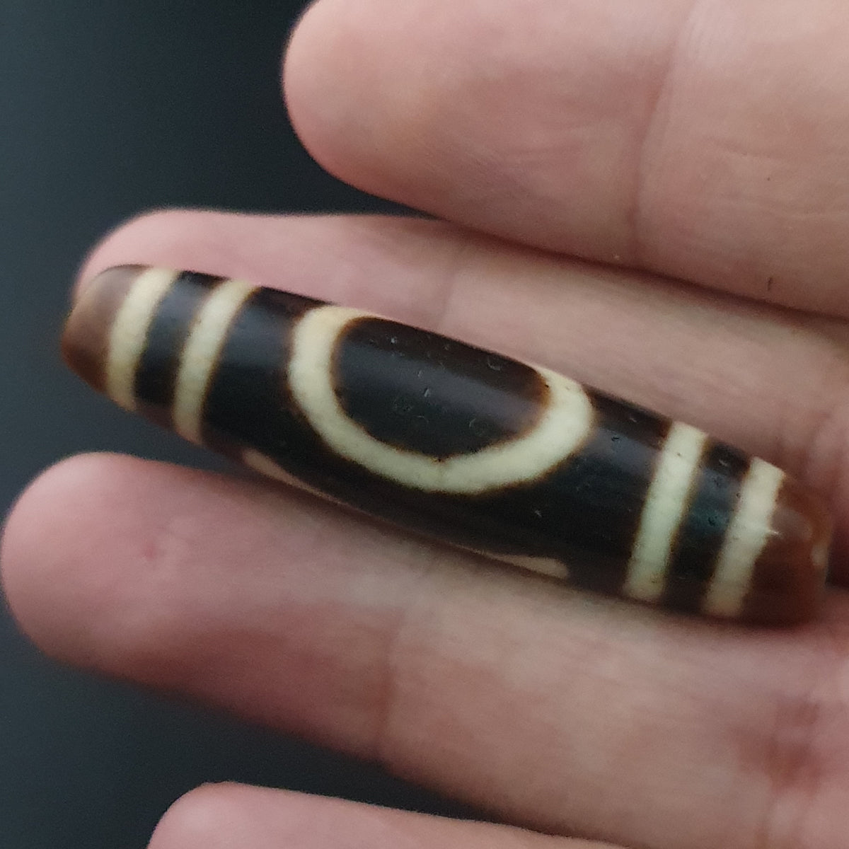 Pendentif amulette Dzi en agate tibétaine himalayenne antique œil carré rond
