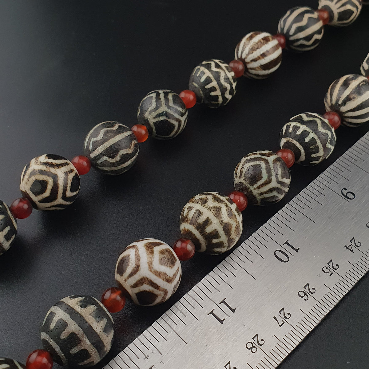 Collier ethnique de perles anciennes de calcédoine et de cornaline birmanes Pumtek Pyu