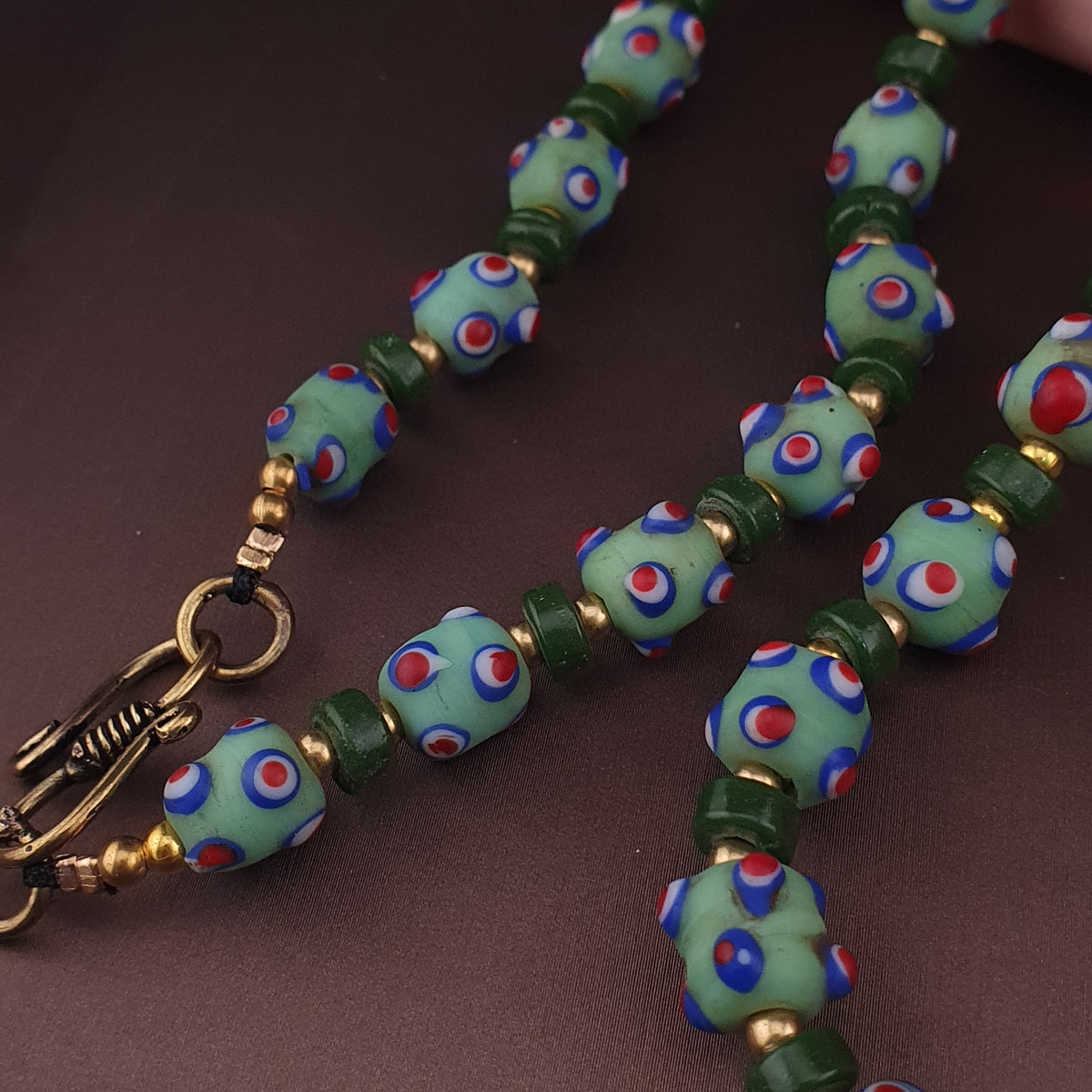 Collier Perles de Verre en Style Vénitien Vintage avec Yeux de Mouffette