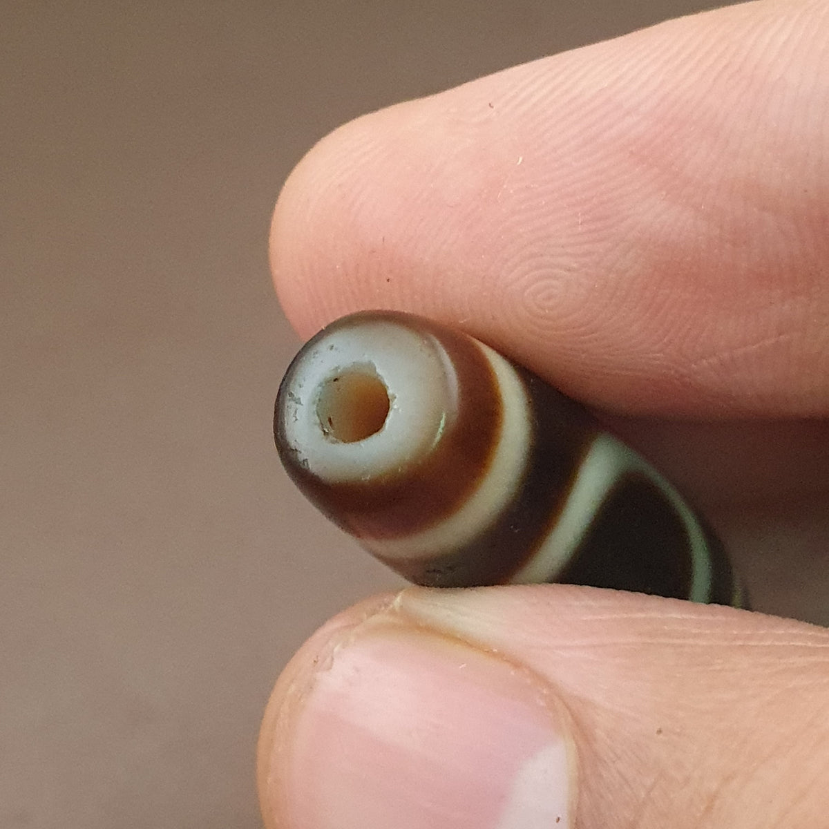 Amulette de perles dzi en agate tibétaine de l'Himalaya, cercle et carré antiques