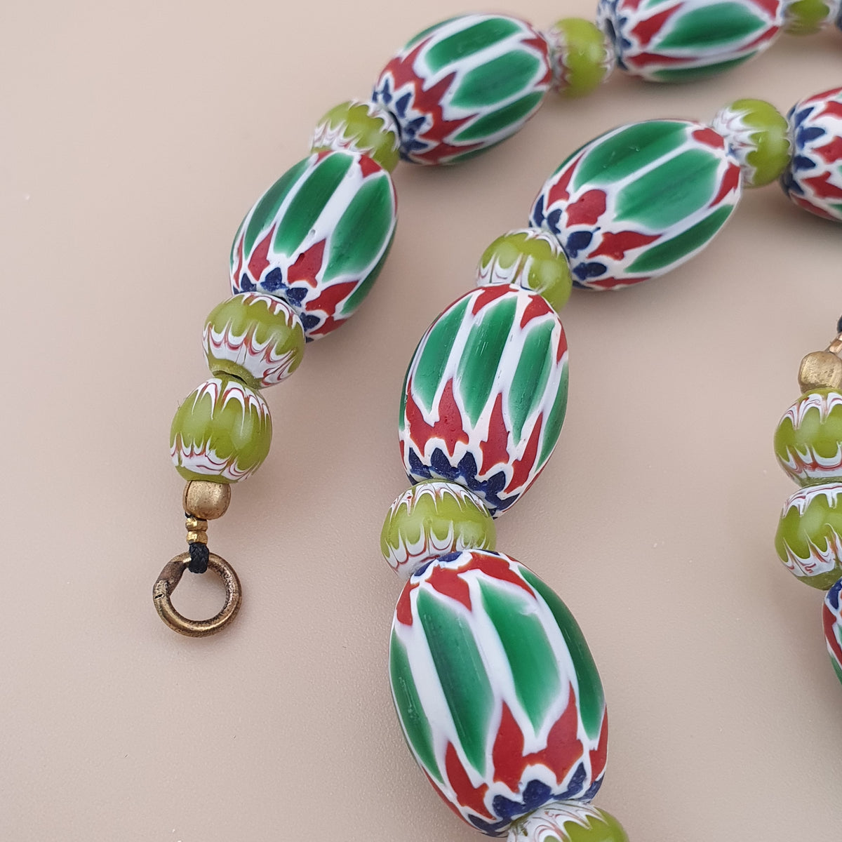 Collier de perles grosses en verre vert à chevrons, style vénitien vintage