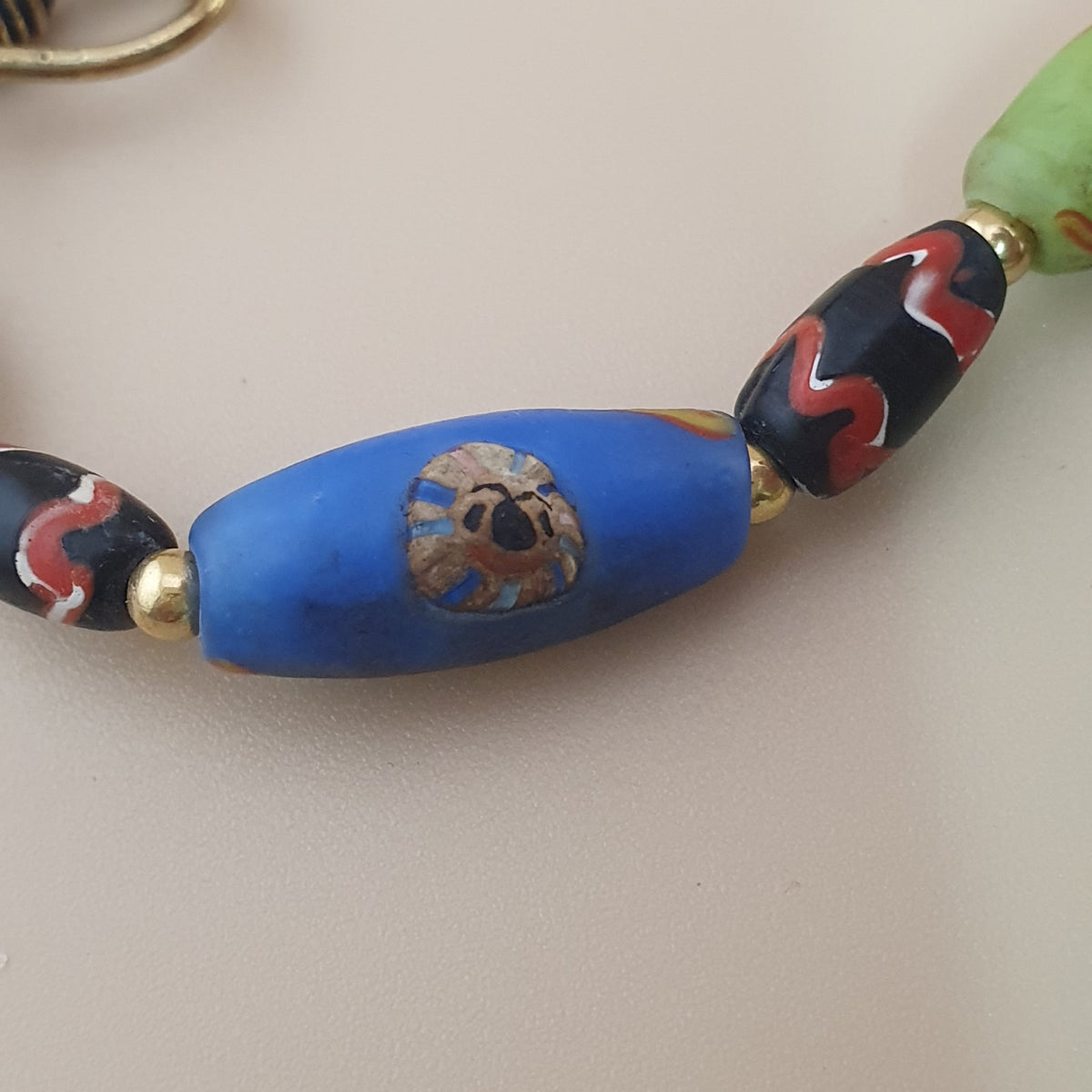 Collier ancien en perles multicolores de verre de style vénitien